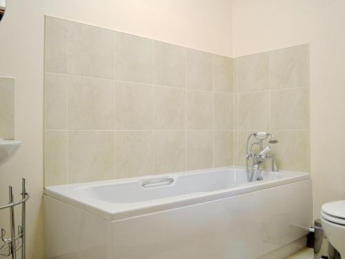 卡马森帕洛尔乡村别墅的带白色浴缸的浴室和卫生间