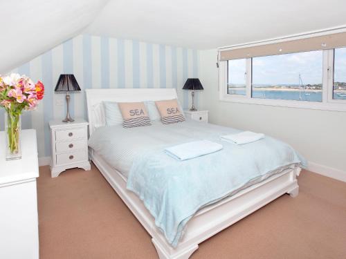 阿普尔多尔Shorewaters的白色的卧室设有床和窗户