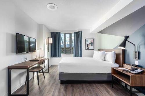 温哥华温哥华YWCA酒店的酒店客房设有一张大床和一张书桌。