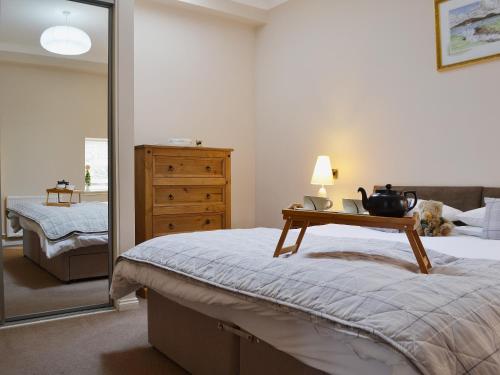 Ceres城堡戴尔瑞乡村别墅的一间卧室配有一张带镜子和梳妆台的床