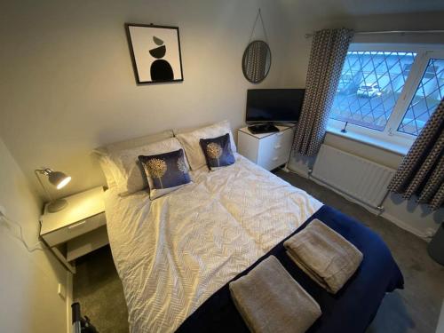 克利索普斯Seaside 2 bed Townhouse, near Cleethorpes station的一间卧室配有一张床、一张书桌和一个窗户。