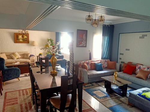 法尤姆فاكانزا شقة فندقية مفروشة- vacanze的客厅配有沙发和桌子