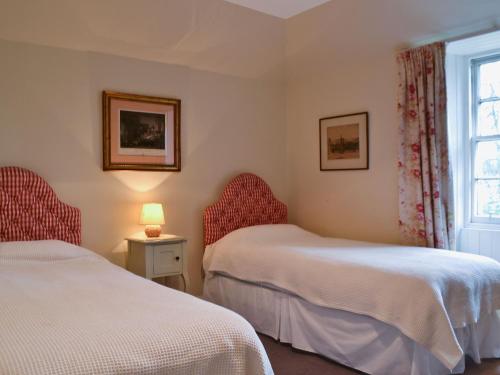 BlairhallOld Inzievar的一间卧室设有两张床和窗户。