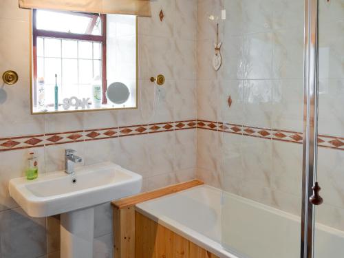 LindaleRose Cottage的一间带水槽和淋浴的浴室