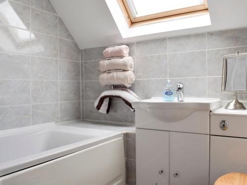 KepcullochThe Ploughmans - Uk5531的浴室设有白色浴缸、水槽和浴缸。