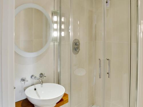 福伊卡纳提克宅邸 - 一英亩景观度假屋的白色的浴室设有水槽和淋浴。