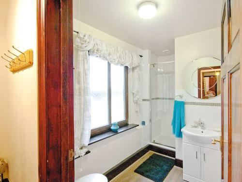 Lympne特里克丹蜜糖度假屋的一间带窗户和水槽的浴室