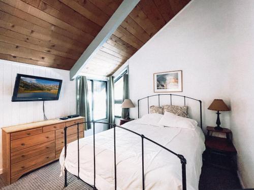大熊湖Remodeled Home at Snow Summit的一间卧室设有一张床和木制天花板