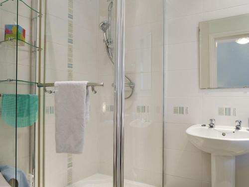 埃文河畔斯特拉特福诗人威尔乡村别墅的带淋浴和盥洗盆的浴室