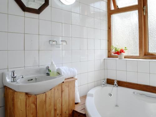 TregaronGerlan的白色的浴室设有水槽和浴缸。