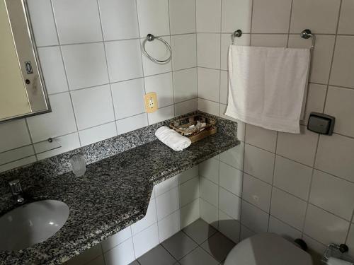 安谢塔Apartamento 3 quartos Beira Mar的浴室配有卫生间、水槽和毛巾。
