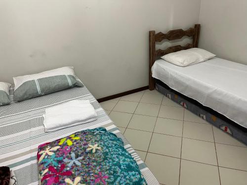 安谢塔Apartamento 3 quartos Beira Mar的一间卧室配有两张床,并有预告
