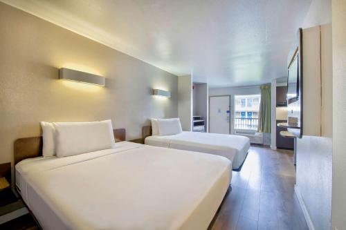 圣安东尼奥圣安东尼奥机场6号公寓的酒店客房带两张床和一间浴室