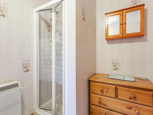 Kintail科雷根鲁德乡村别墅的带淋浴的浴室和木质梳妆台