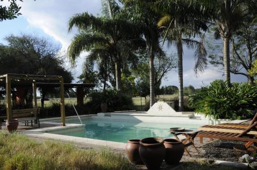VeraHotel Monte Regina的一个带野餐桌和棕榈树的游泳池