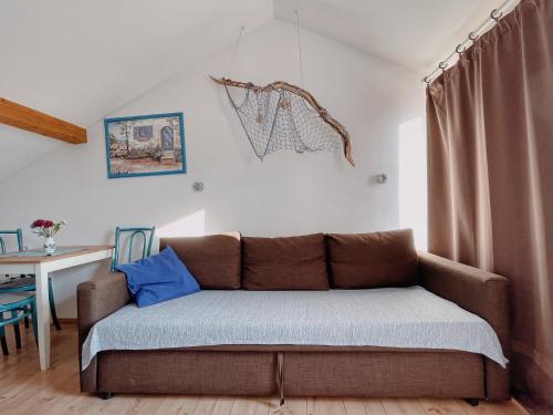 诺维·维诺多尔斯基Apartments Zoričić的客厅配有带蓝色枕头的沙发