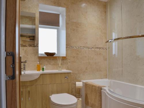 CeresWell Cottage的浴室配有卫生间、浴缸和水槽。