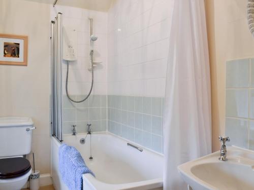 BlairhallOld Inzievar的带浴缸、卫生间和盥洗盆的浴室