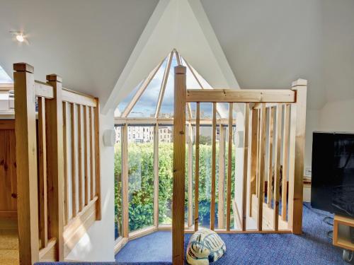 林利斯戈花园乡村别墅的客房设有带大窗户的楼梯。