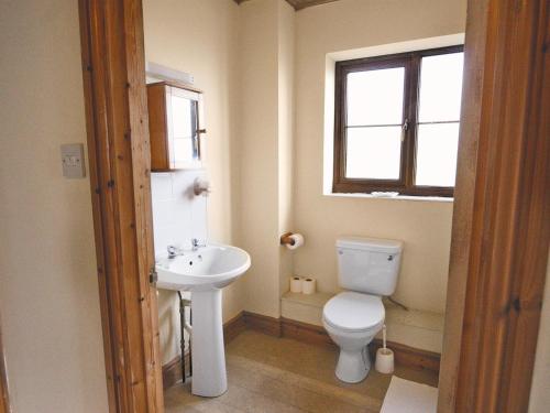 彭代恩Seacrest Cottage - Hw7746的一间带卫生间和水槽的浴室