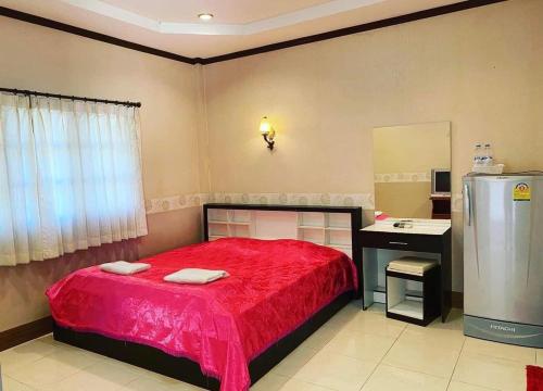 清迈LPL Resort的卧室配有红色的床和水槽