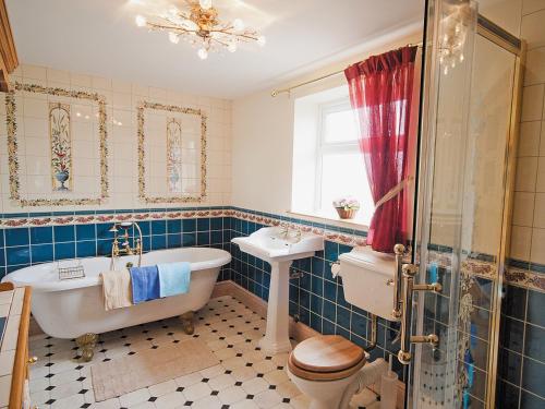 Kingsley东菲特度假屋的带浴缸、卫生间和盥洗盆的浴室