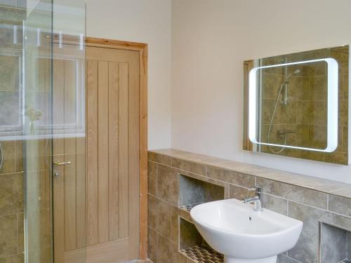 binbrookChestnuts Farm Mews的浴室配有盥洗盆和带镜子的淋浴