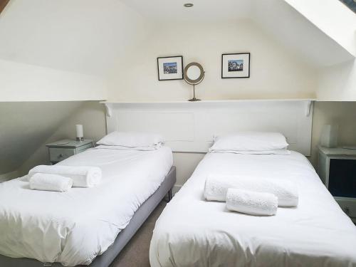 海滨韦尔斯港Madeleines Barn的配有2张床的客房内配有白色床单和毛巾