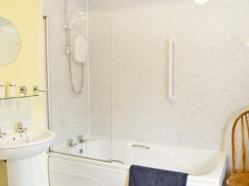 RudstonStable Cottage 1的浴室配有白色浴缸和水槽