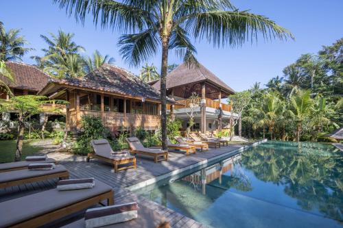 乌布RUMAH KAYU RESORT的一座带游泳池和度假村的别墅