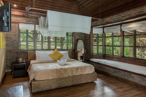 萨马尔切玛海边酒店的一间带两张床的卧室,位于带窗户的房间内