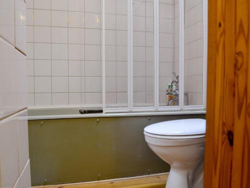 阿伯加文尼德雷格度假屋的一间带卫生间和浴缸的浴室