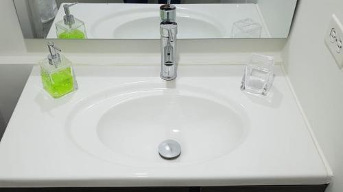 波哥大Apartamento Parque Virrey的浴室水槽配有水龙头和两杯玻璃杯