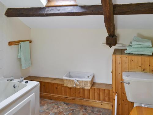 Branthwaite玉米磨坊乡村别墅酒店的一间带卫生间和水槽的浴室