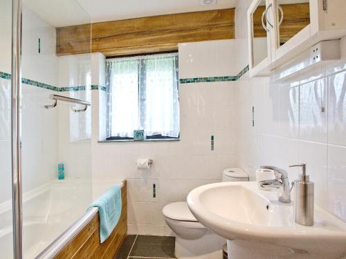 Little Petherick里尼哈伊酒店的白色的浴室设有水槽和卫生间。