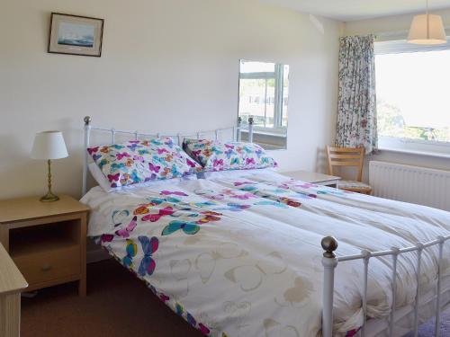 海景城远方地平线乡村别墅的一间卧室配有一张带花卉床罩的床