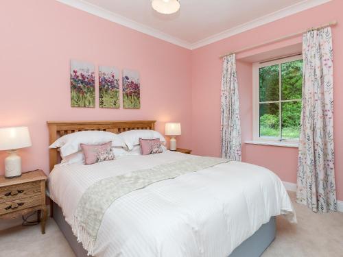 门蒂斯港Graces Cottage的卧室设有一张白色大床和一扇窗户。