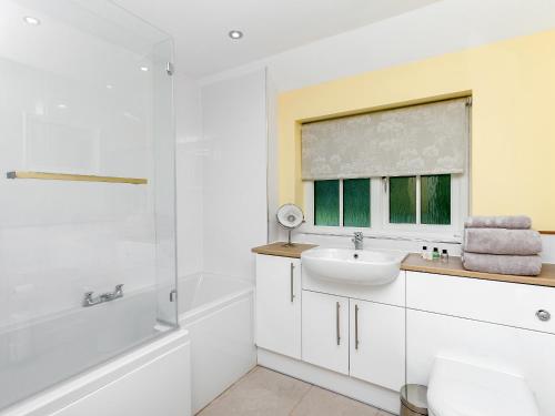 门蒂斯港Graces Cottage的白色的浴室设有水槽和淋浴。