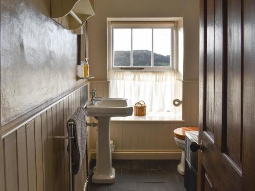 Far SawreyLetterbox Cottage的一间带水槽和窗户的浴室