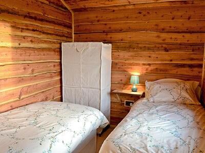 Soutergate木尔赛德旅馆的小木屋内一间卧室,配有一张床