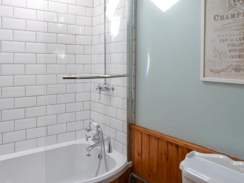 SoutergateWoodburn Cottage的浴室配有白色浴缸和卫生间。