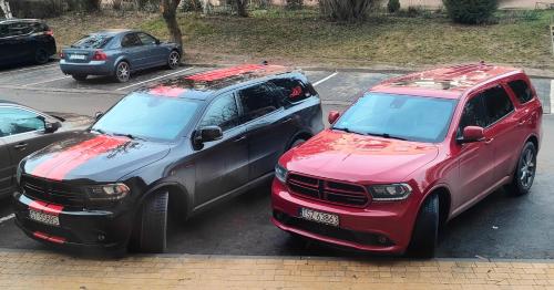 桑多梅日Przystań Sandomierz的两辆汽车在停车场彼此相邻