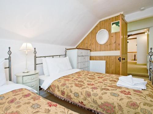 达尔弗顿The Boot的一间卧室配有两张床和镜子