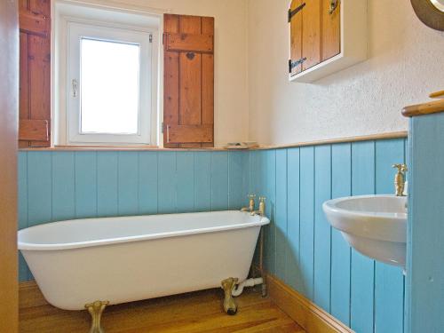 达尔弗顿The Boot的浴室配有白色浴缸和水槽