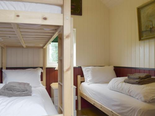 WetheringsettWilby Halt-ukc712的一间卧室设有两张双层床和一扇窗户。