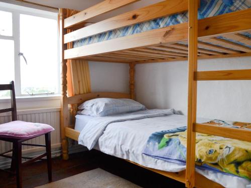 Brondini迪格温小屋的一间卧室配有两张双层床和椅子