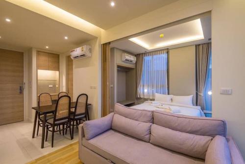 奥南海滩CORNER SEA VIEW KRABI Ao Nang 4 STARS HOTEL RESIDENCE的带沙发、床和桌子的客房