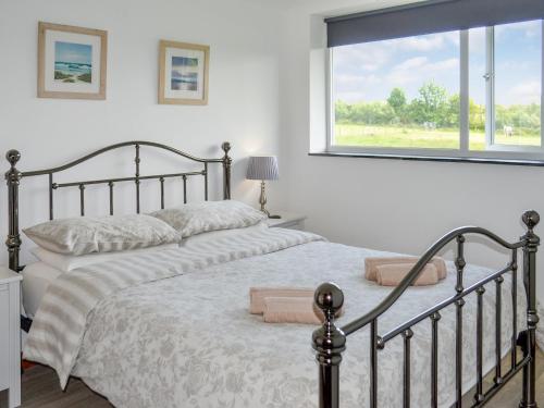 圣奥斯特尔晴空度假屋的一间卧室设有两张床和窗户。