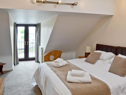 卡斯尔敦Harbour View的一间卧室配有一张大床和毛巾