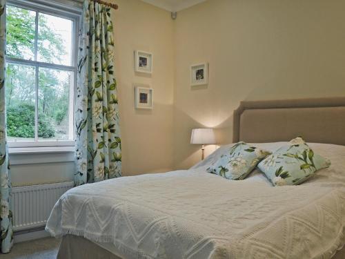 BlairhallFernwoodlea的一间卧室配有带两个枕头的床和窗户